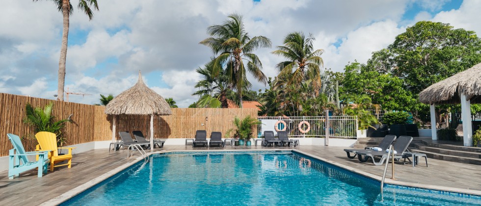 pool-and-palm-tree-resort-curacao