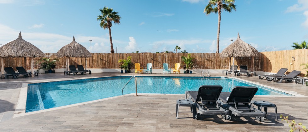 pool-and-palm-tree-resort-curacao