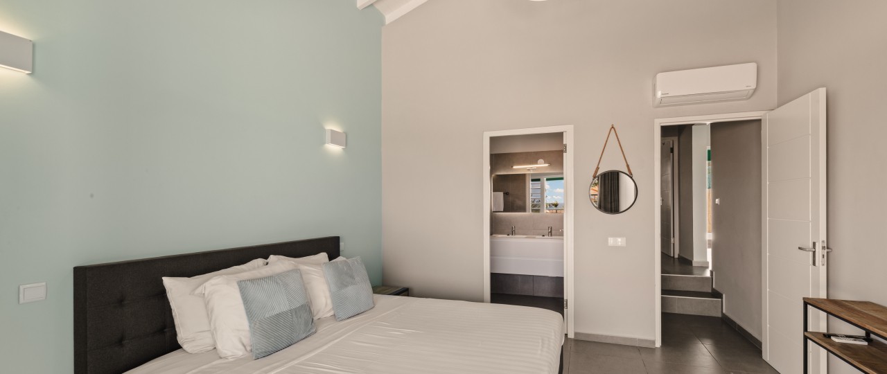 Slaapkamer deluxe bungalow.jpg