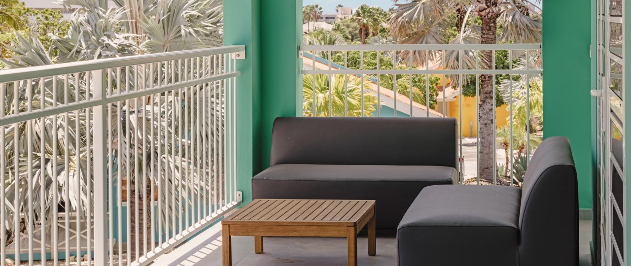 Buitenbank dekluxe bungalow.jpg