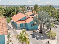 Buitenaanzicht droneshot 2bedroom bungalow.jpg